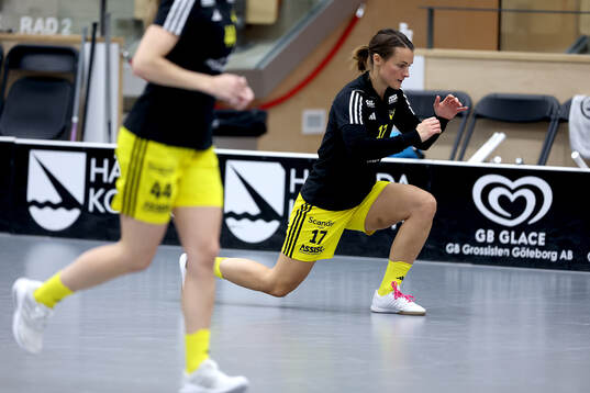 Endres Anna Jakobsson innan innebandymatchen i damernas SSL