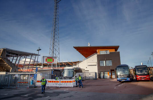 Ordningsvakter och bussar utanför Behrn Arena