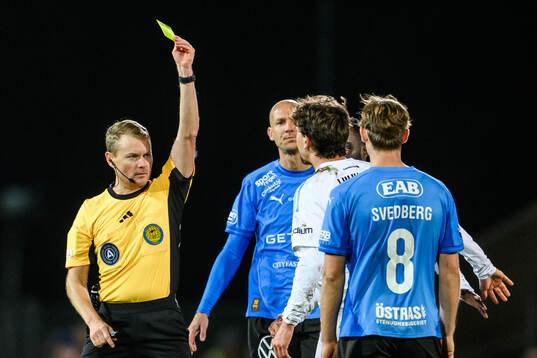 Djurgårdens Gustav Wikheim får ett gult kort av domare
