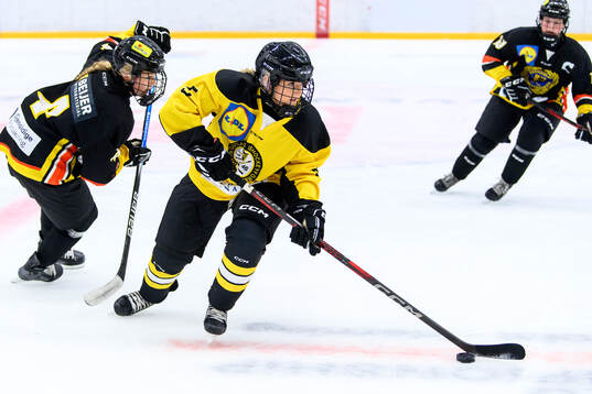Södermanlands Ebba Hesselvall och Västergötlands Julia