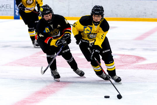Södermanlands Ebba Hesselvall och Västergötlands Julia