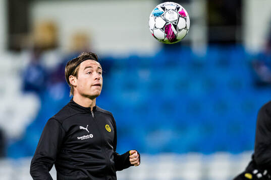 Patrick Berg of Bodø/Glimt warms up
