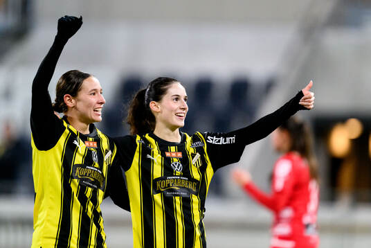 Häckens Tabby Tindell och Clarissa Larisey jublar