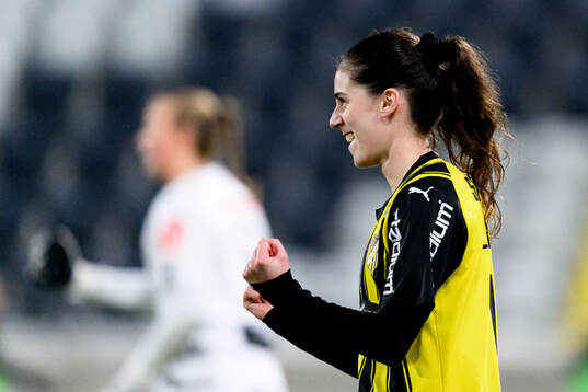 Häckens Clarissa Larisey jublar