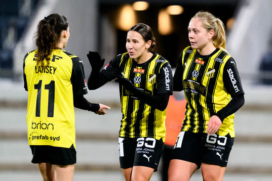 Häckens Tabby Tindell och Alice Bergström jublar