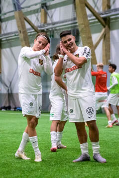 Brommapojkarnas Love Arrhov och Leo Al-Kass jublar
