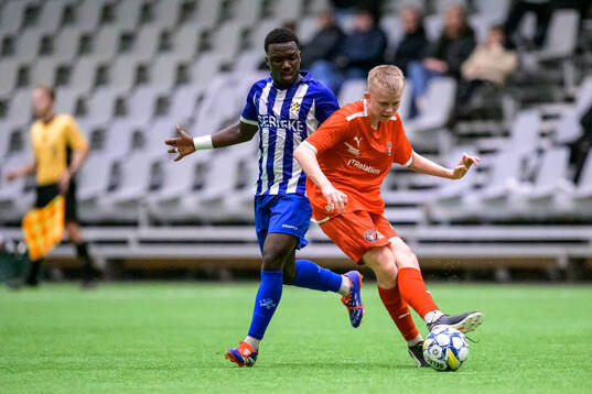 IFK Göteborgs Manassé Diallo och Midtjyllands Noah Kjer