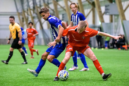 IFK Göteborgs Sebastian Berggren och Midtjyllands Noah Kjer