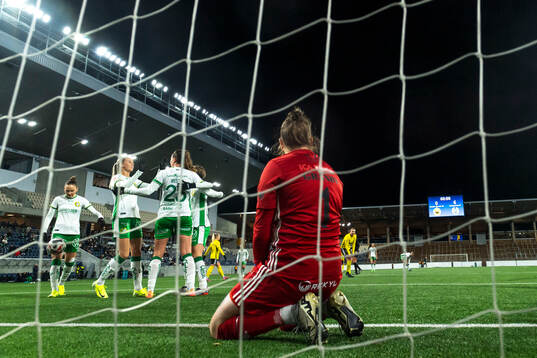 Hammarbys Ellen Wangerheim och Emma Westin jublar bakom