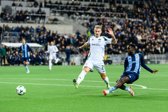 Tin Jedvaj of Panathinaikos and Tokmac Nguen of Djurgården