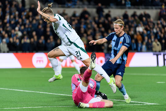 Tin Jedvaj and goalkeeper Bartlomiej Dragowski of