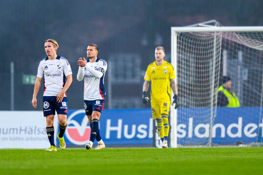 Östers Ivan Kricak och målvakt Robin Wallinder deppar