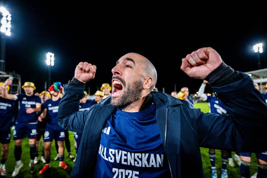 Östers tränare Martin Foyston  jublar