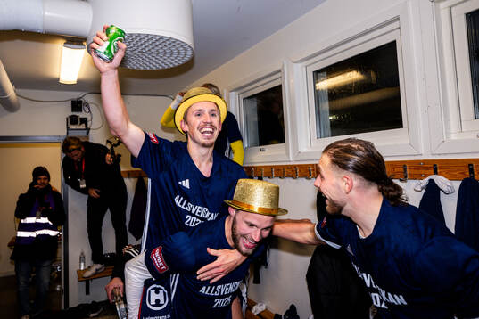 Östers David Seger och Niklas Söderberg jublar
