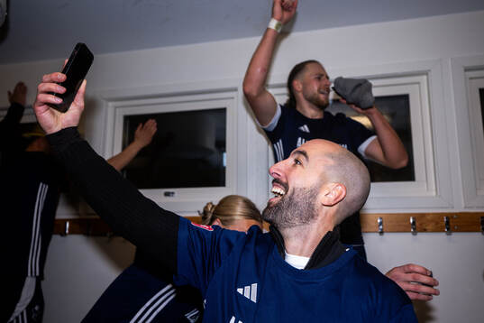 Östers tränare Martin Foyston jublar