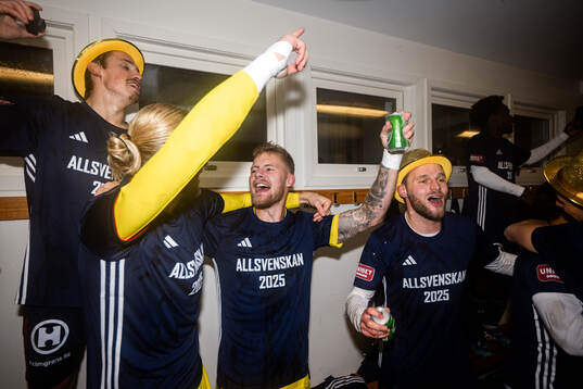 Östers spelare jublar