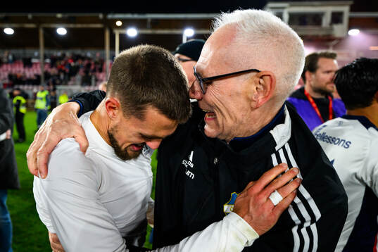 Östers Ivan Kricak och lagledare Thomas Frisk jublar över