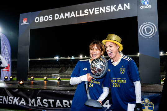 Rosengårds Momoko Tanikawa och Caroline Seger  jublar med