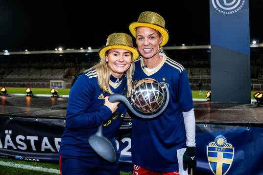 Rosengårds Emma Jansson och Caroline Seger  jublar med