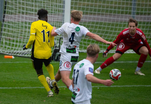 IFK Hässleholms Wisdom Anaedo spelar fram till 1-0 i