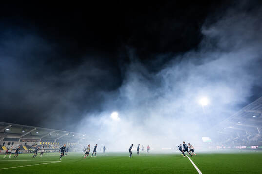 Rök från bengaler på Bravida Arena