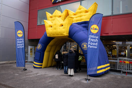Spectators arrive at Scaniarinken