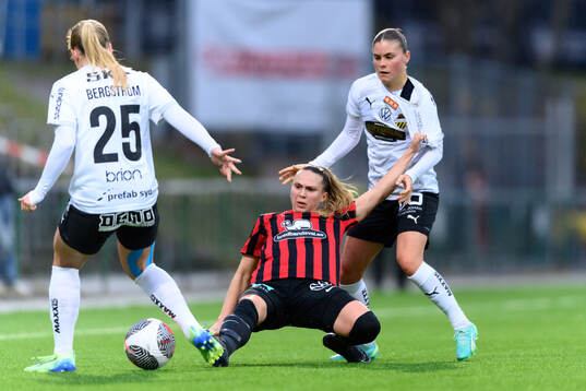 Brommapojkarnas Elsa Karlsson och Häckens Hanna Wijk