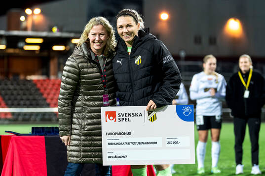 Häckens målvakt Jennifer Falk tar emot ”Europabonus”
