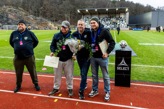 Prisutdelning innan match. Årets grunden-spelare Erik