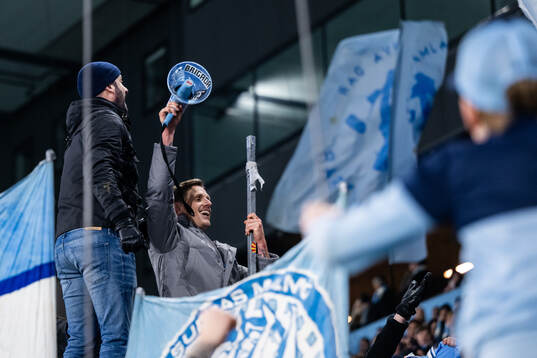 Malmö FFs Søren Rieks jublar med supportrarna