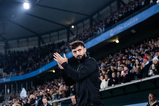 Malmö FFs Sead Haksabanovic kommer ut till medaljceremonin