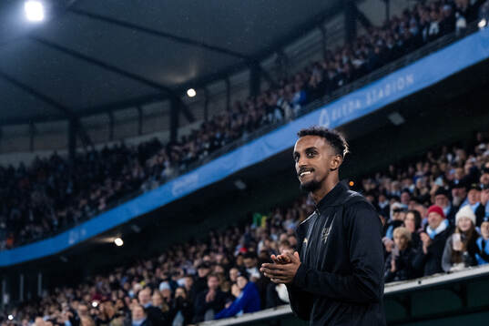 Malmö FFs Taha Ali kommer ut till medaljceremonin