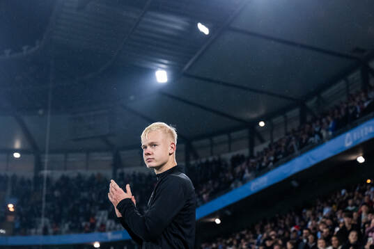 Malmö FFs Otto Rosengren kommer ut till medaljceremonin