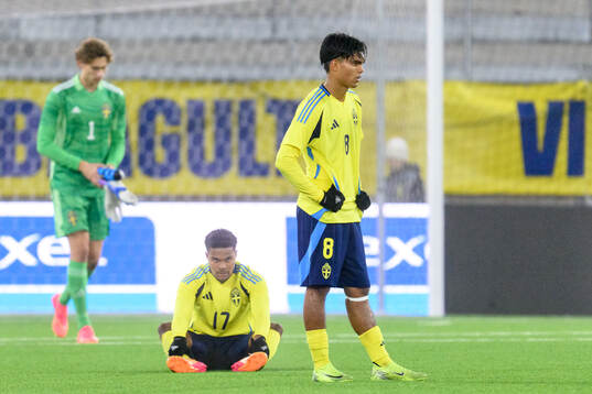 Santino Samuyiwa and Noel Sernelius of Sweden look dejected