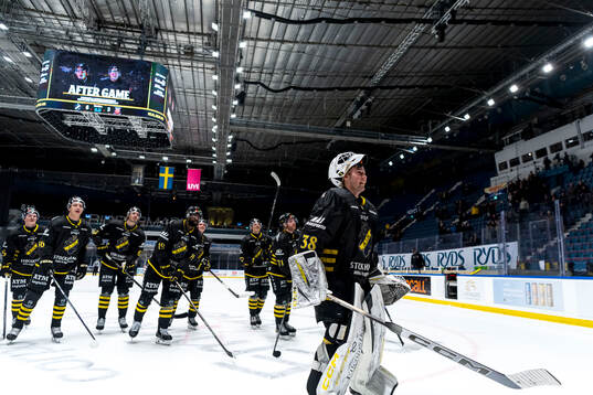 AIKs målvakt Simon Carlsson jublar