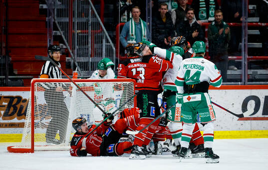 Stökigt framför Örebros målvakt Jhonas Enroth och Linus
