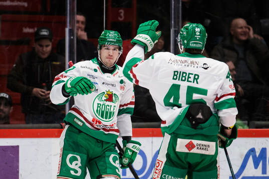 Rögles Albin Sundsvik och Gregor Biber jublar