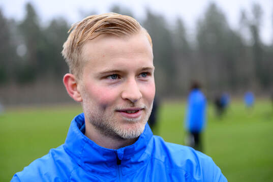 Johan Rapp blir intervjuad