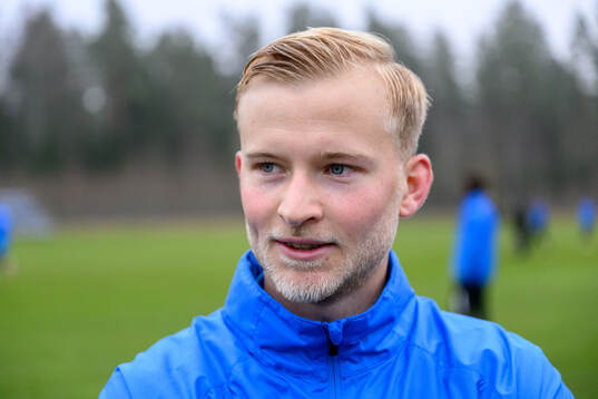 Johan Rapp blir intervjuad