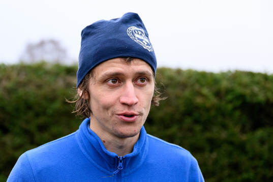 Simon Thern blir intervjuad