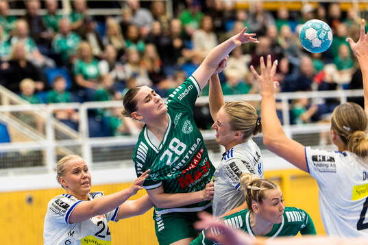 Skurus Felicia Palm Robertsson omgiven av Ystads IFs spelare