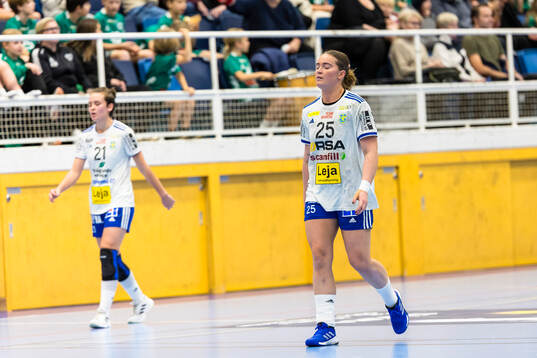 Ystads IFs Sarah Baudeneau (v) och Leia Jitelius Franconeri