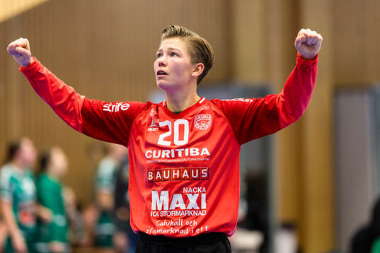 Skurus målvakt Rebecca Nilsson reagerar