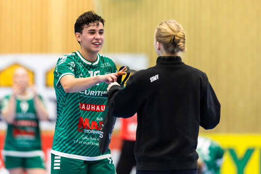 Skurus Michelle Holgersson tar emot pris som matchens hen