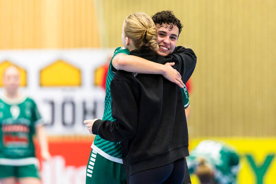 Skurus Michelle Holgersson tar emot pris som matchens hen