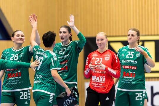 Skurus spelare jublar med matchens spelare Michelle