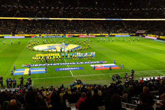 The teams line up