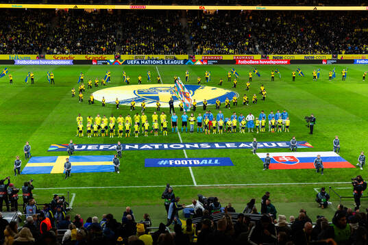 Players of both teams with mascots