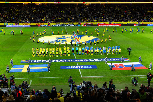 Players of both teams with mascots