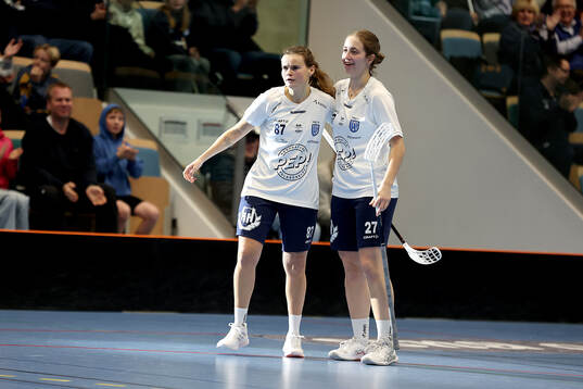 Täbys Julia Croneld och Isabel Balzano jublar